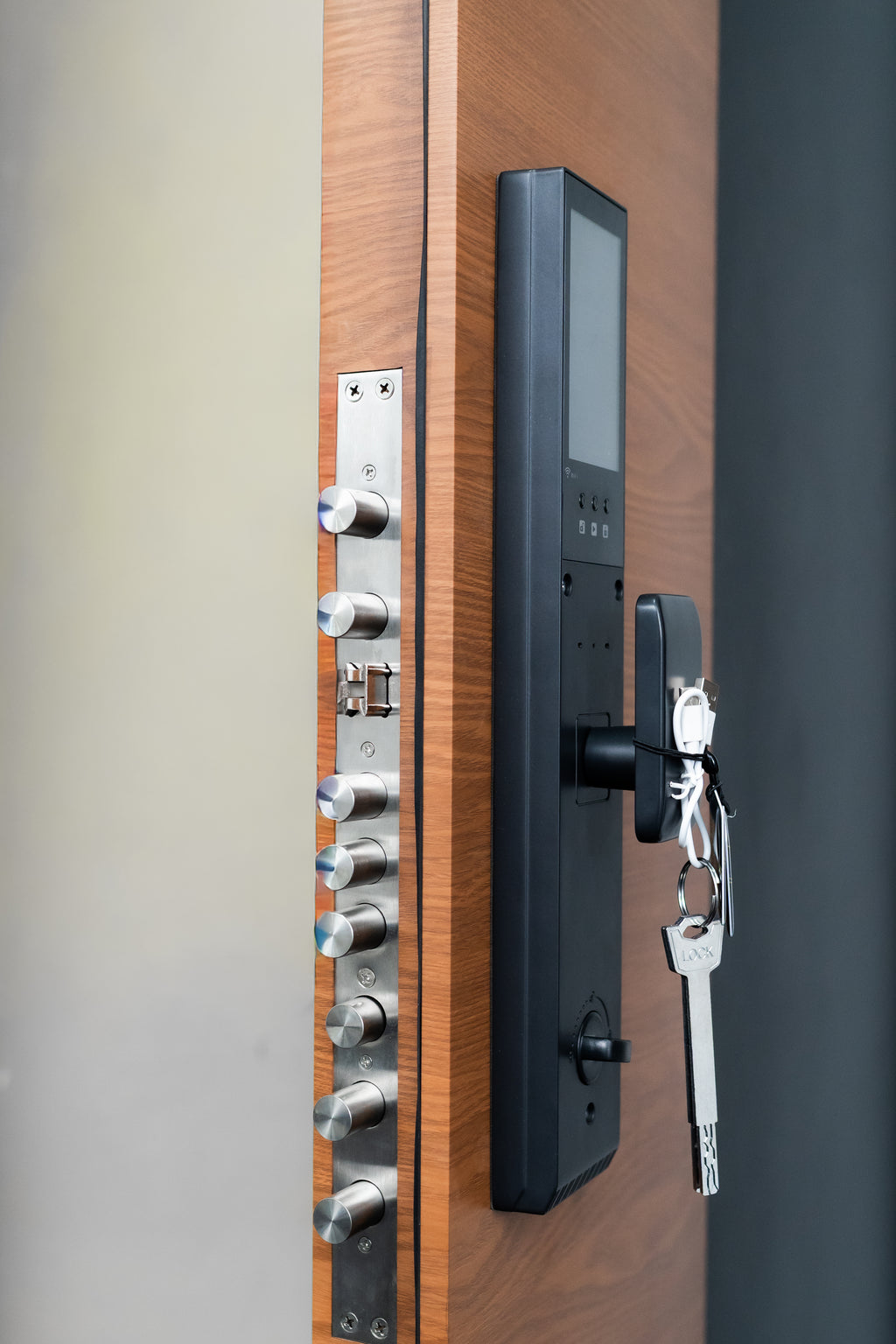 Hőszigetelt biztonsági bejárati ajtó IronDOOR27 98×208 cm - Prémium kivitel: 100mm-es profil, rejtett zsanérral