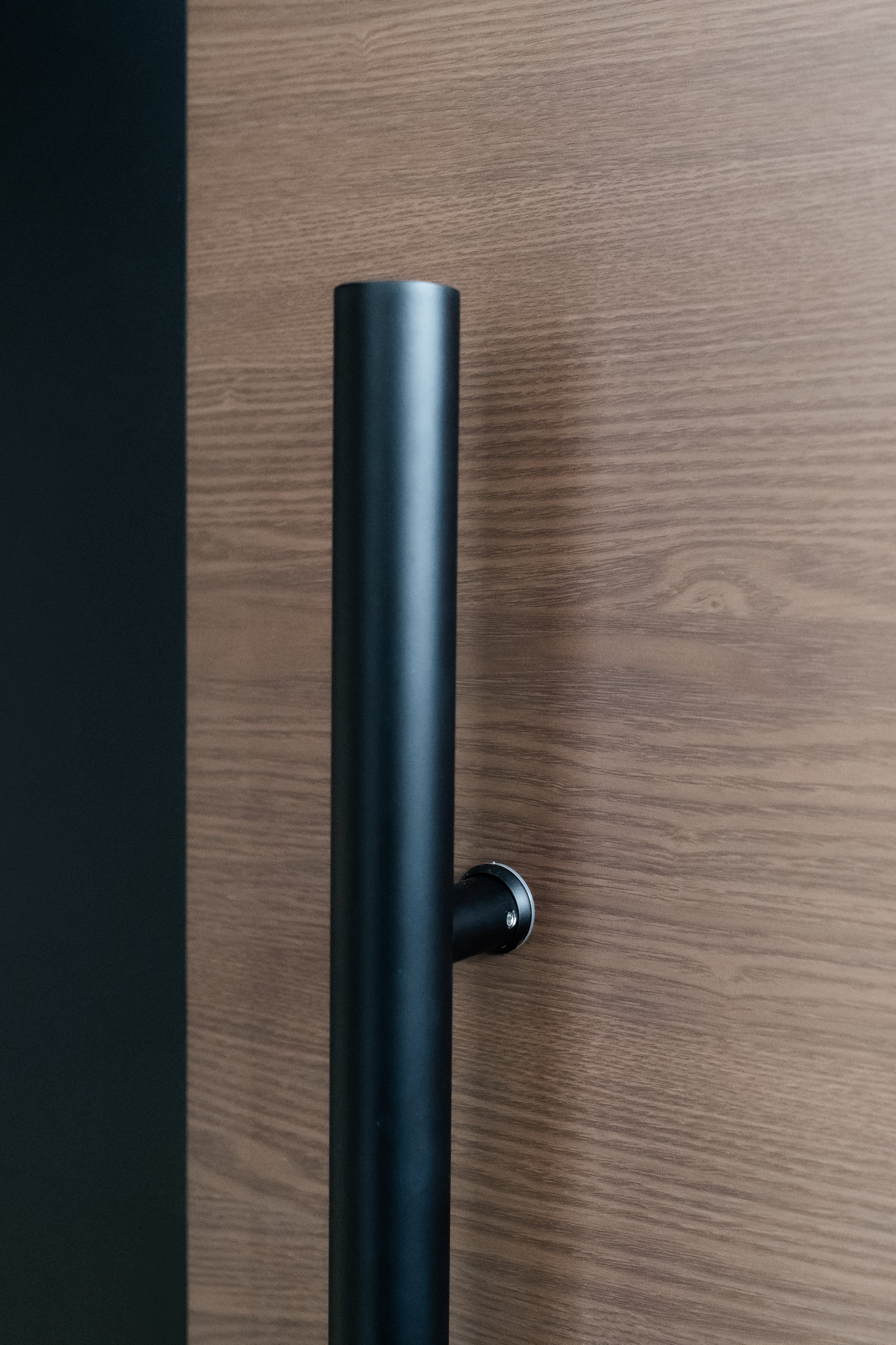 Hőszigetelt biztonsági bejárati ajtó IronDOOR27 98×208 cm - Prémium kivitel: 100mm-es profil, rejtett zsanérral