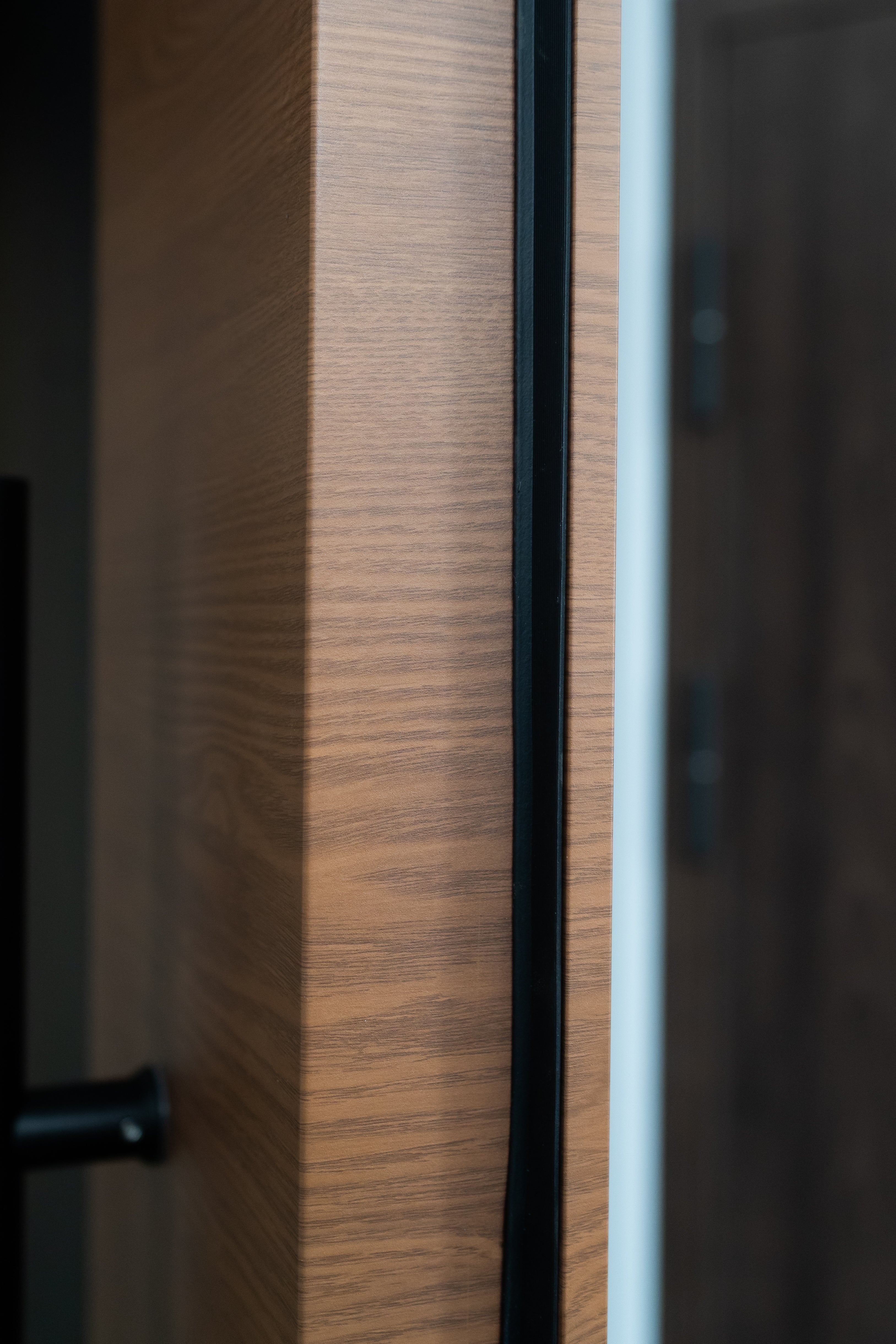 Hőszigetelt biztonsági bejárati ajtó IronDOOR27 98×208 cm - Prémium kivitel: 100mm-es profil, rejtett zsanérral
