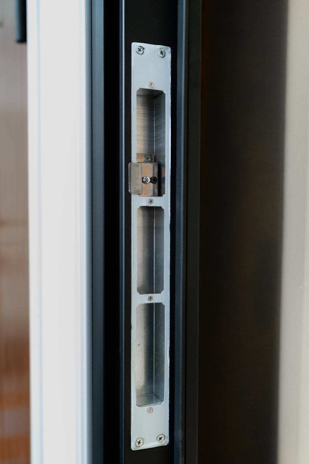 Hőszigetelt biztonsági bejárati ajtó IronDOOR27 98×208 cm - Prémium kivitel: 100mm-es profil, rejtett zsanérral