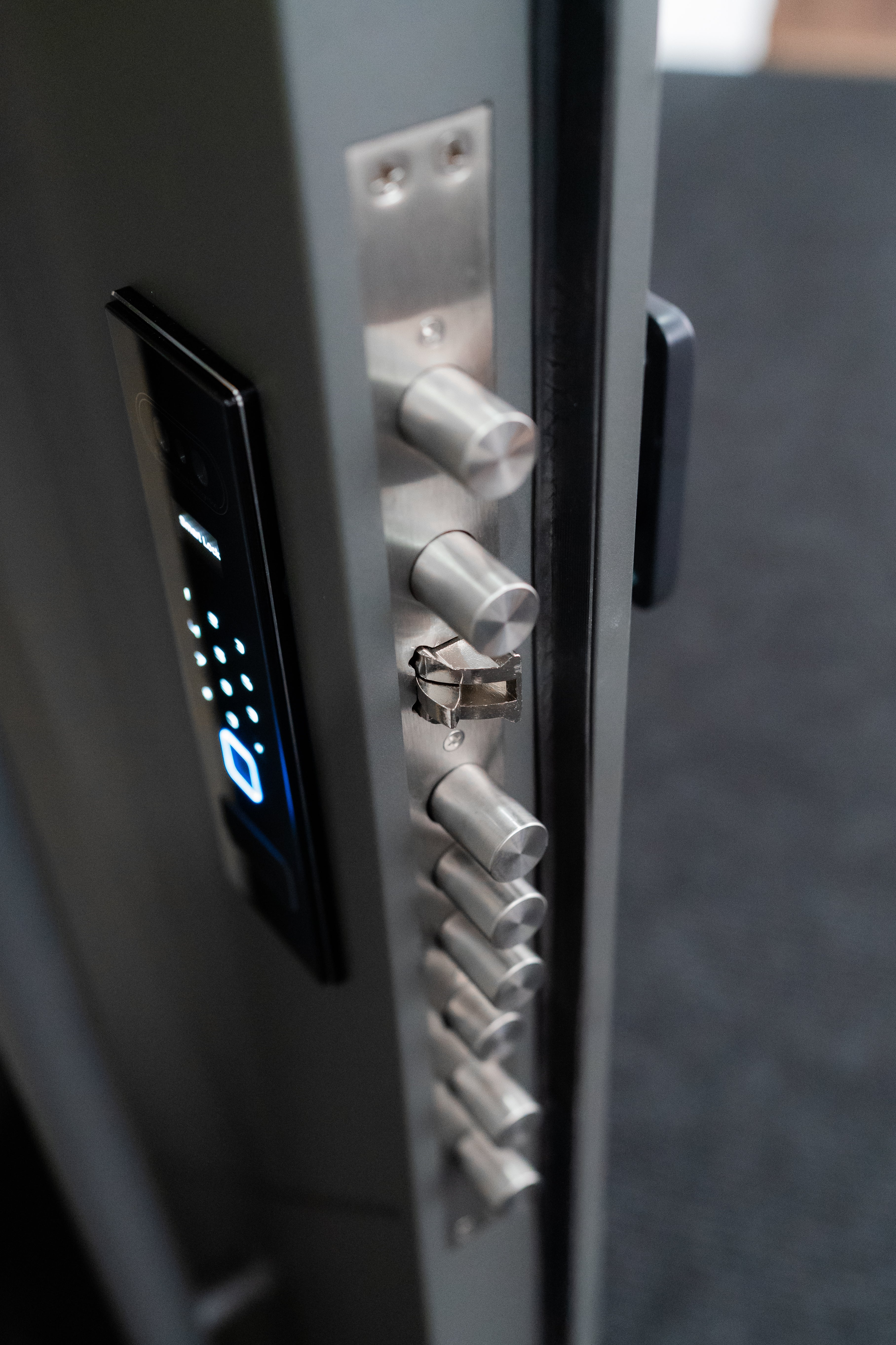 Hőszigetelt biztonsági bejárati ajtó IronDOOR02 98×208 cm - Prémium kivitel: 100mm-es profil, rejtett zsanérral