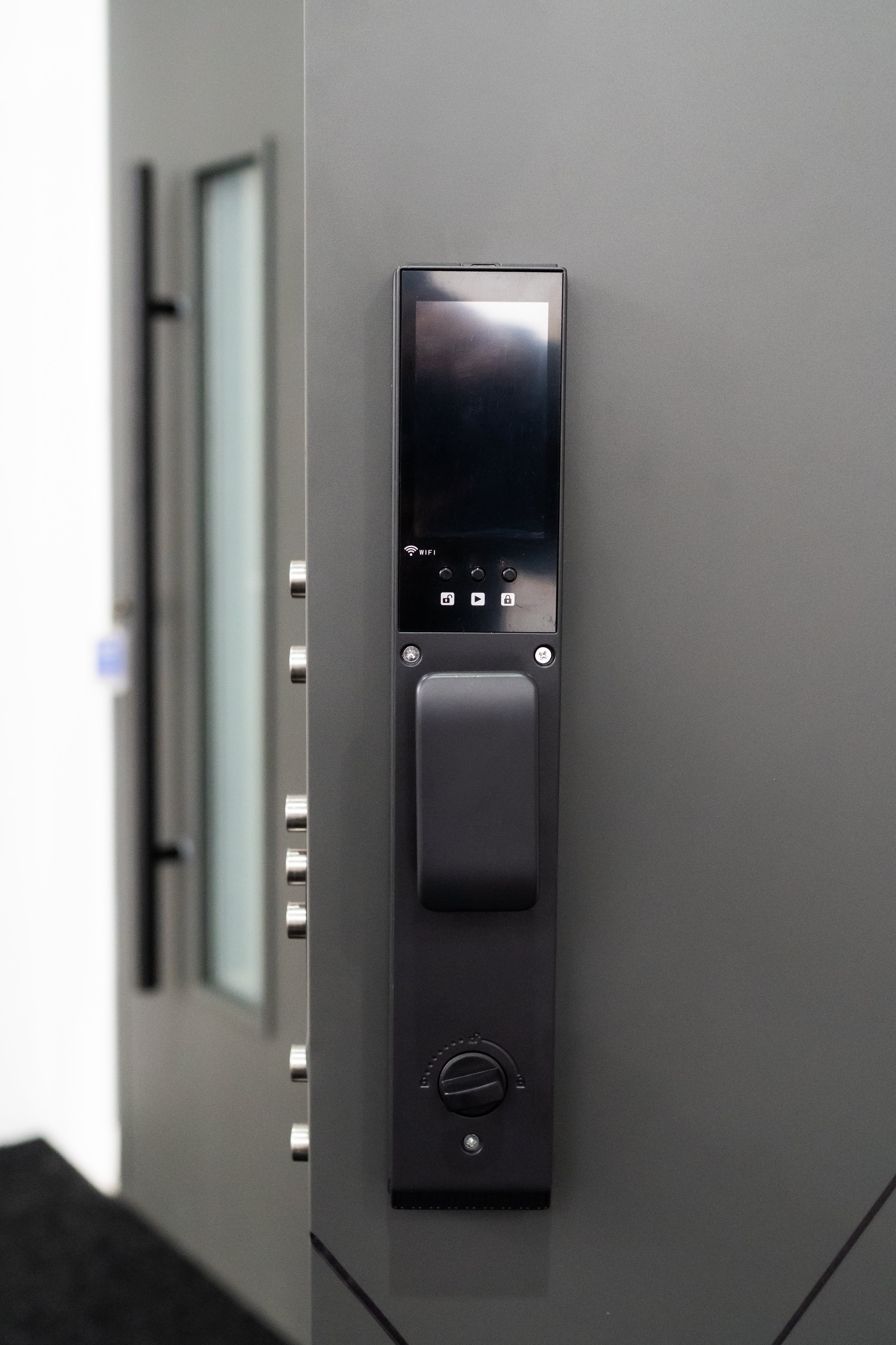 Hőszigetelt biztonsági bejárati ajtó IronDOOR02 98×208 cm - Prémium kivitel: 100mm-es profil, rejtett zsanérral