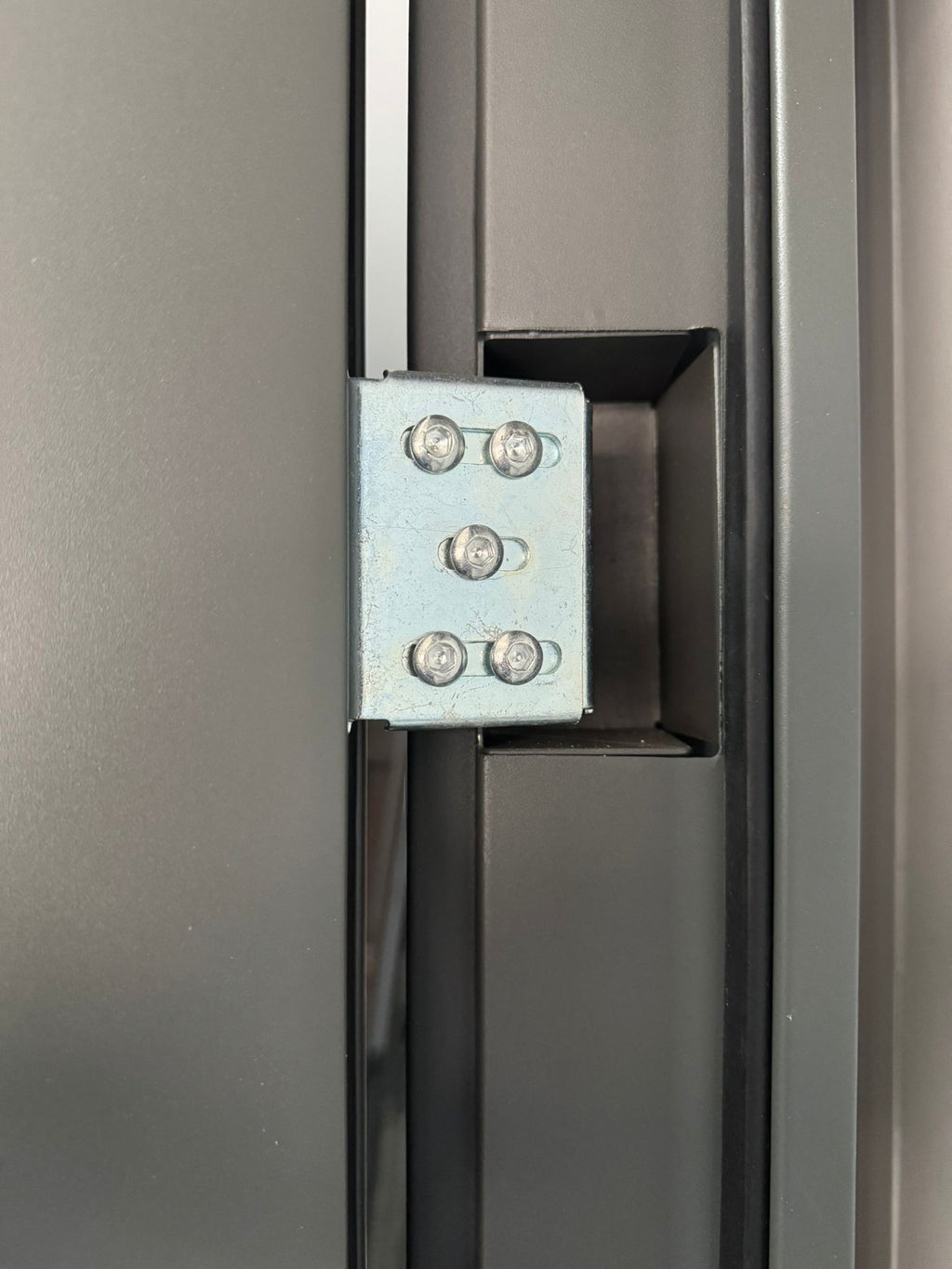 Hőszigetelt biztonsági bejárati ajtó IronDOOR01 98x208cm antracit színű 4 funkciós okos zárral