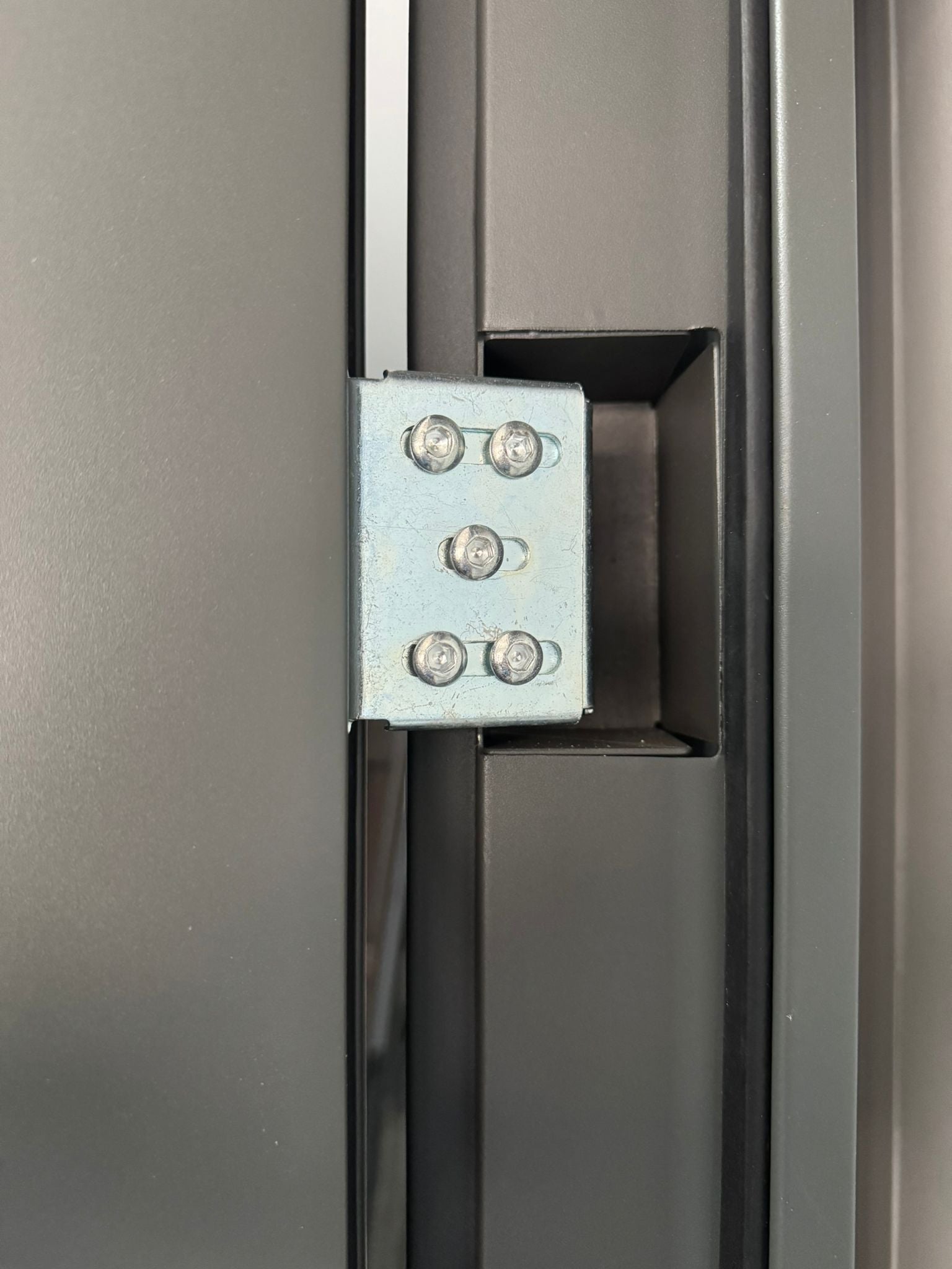 Hőszigetelt biztonsági bejárati ajtó IronDOOR01 96x205cm antracit színű 4 funkciós okos zárral