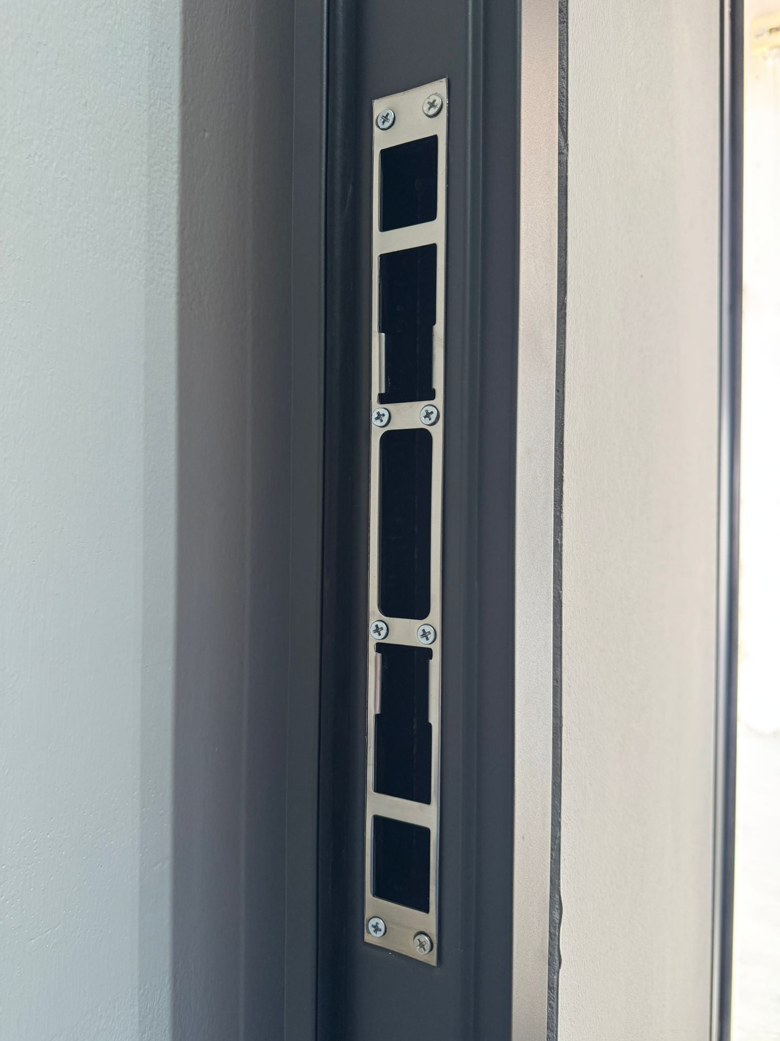 Hőszigetelt biztonsági bejárati ajtó IronDOOR01 96x205cm antracit színű 4 funkciós okos zárral